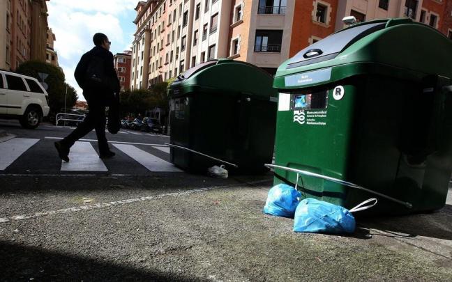 Bolsas de basura tiradas en la calle junto a los contenedores.