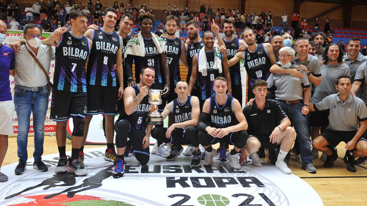 Los jugadores del Bilbao Basket celebran el triunfo en la Euskal Kopa del año pasado