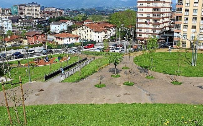 El parque sobre la ladera de Belartza, bajo la que está prevista la creación de un parking. El parque sobre la ladera de Belartza, bajo la que está prevista la creación de un parking.