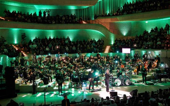 Un concierto en vivo en el Gran Salón de la Filarmónica de Elba, en Hamburgo (Alemania). Un concierto en vivo en el Gran Salón de la Filarmónica de Elba, en Hamburgo (Alemania).