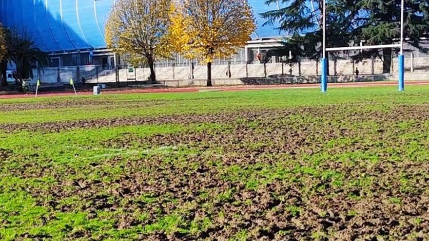 Estado que presenta el césped del miniestadio Kote Olaizola de Donostia.