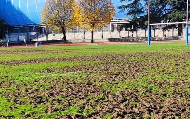 Estado que presenta el césped del miniestadio Kote Olaizola de Donostia. Estado que presenta el césped del miniestadio Kote Olaizola de Donostia.