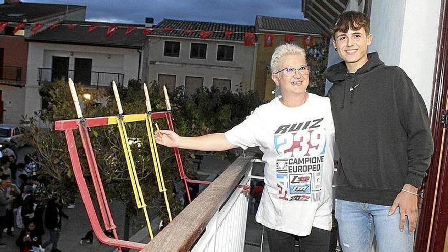 Álex Ruiz y su madre, en el momento de lanzar el cohete. | FOTO: M.A. GALILEA