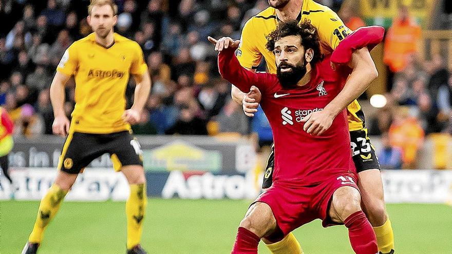Mohamed Salah pugna con Max Kilman por el balón en el último encuentro del Liverpool, la derrota por 3-0 con el Wolverhampton. | FOTO: AFP