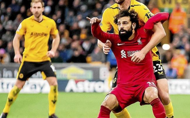 Mohamed Salah pugna con Max Kilman por el balón en el último encuentro del Liverpool, la derrota por 3-0 con el Wolverhampton. | FOTO: AFP Mohamed Salah pugna con Max Kilman por el balón en el último encuentro del Liverpool, la derrota por 3-0 con el Wolverhampton. | FOTO: AFP