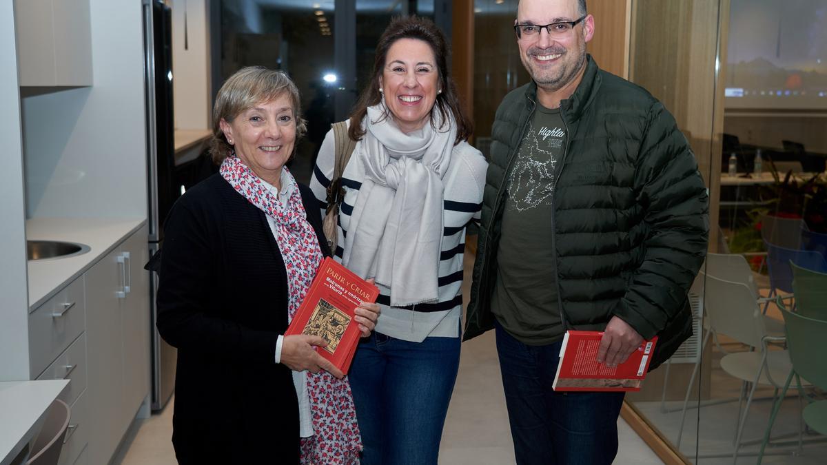 La profesora Flor Correyero Tadeo de la Escuela de Enfermería de Vitoria con dos asistentes