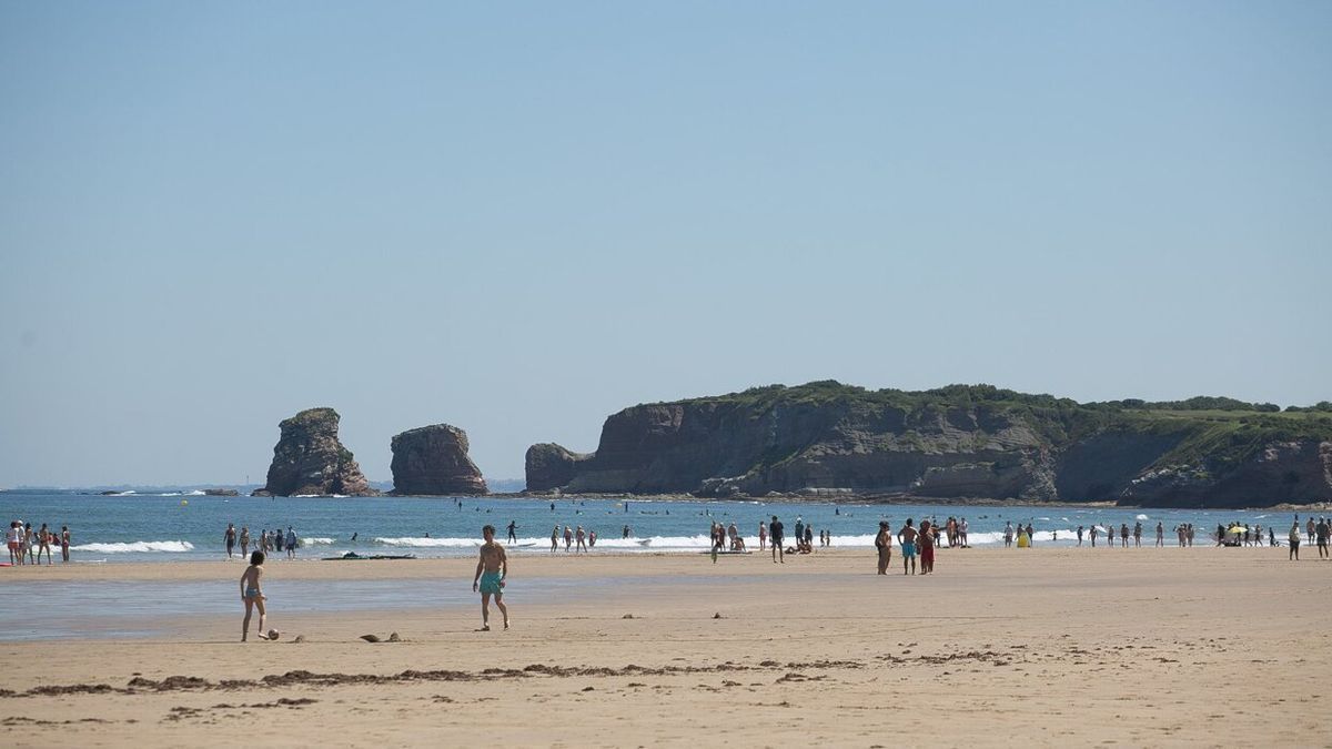 Imagen de la playa de Hendaia, donde ha aparecido el cuerpo sin vida