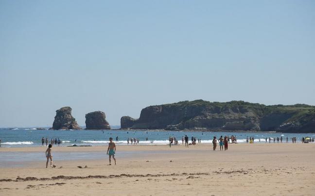 Imagen de la playa de Hendaia, donde ha aparecido el cuerpo sin vida