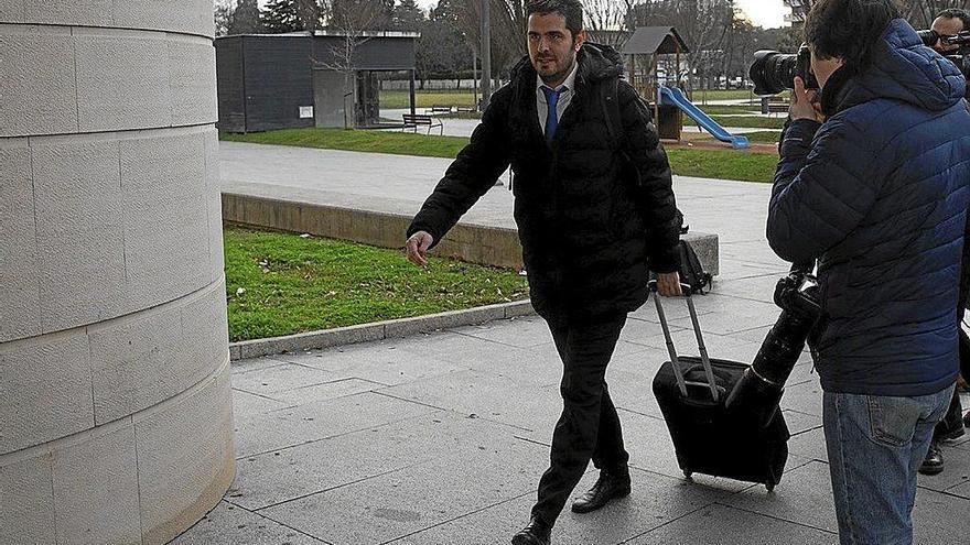 El abogado de Osasuna, Miguel Ezcurdia, llegando al Palacio de Justicia.