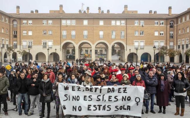 Concentración por la violación de tres hombres a una mujer en Orkoien. Concentración por una la violación de tres hombres a una mujer en Orkoien.