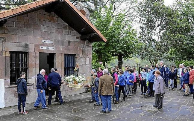Vecinos de Ziga, en romer&iacute;a con la imagen de la Virgen del Pilar de la iglesia a la ermita.
