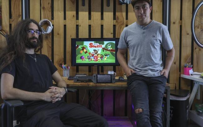 Iñaki Díaz y Javier Pérez, en el estudio Cokoon Games Lab de Lezkairu en el que han creado Narona Sports. Iñaki Díaz y Javier Pérez, en el estudio Cokoon Games Lab de Lezkairu en el que han creado Narona Sports.