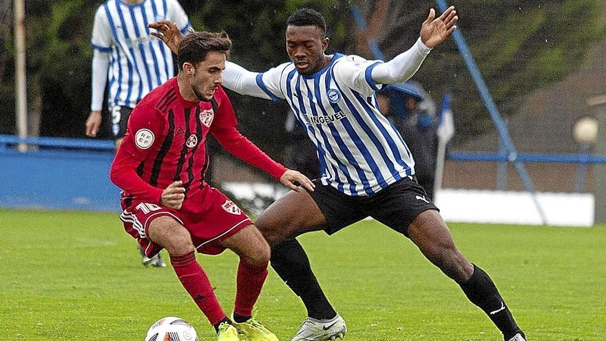 Mouhamed Traore aprieta a un rival en un momento del partido de ayer.