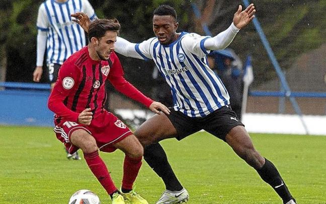 Mouhamed Traore aprieta a un rival en un momento del partido de ayer. Mouhamed Traore aprieta a un rival en un momento del partido de ayer.