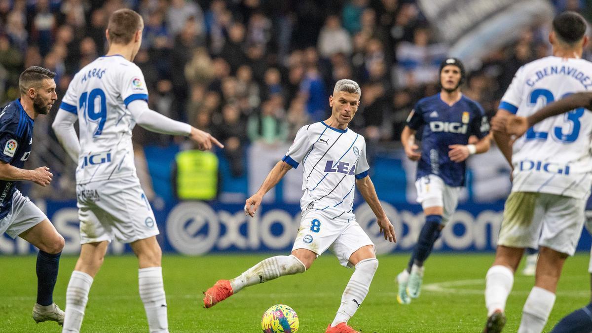 Salva Sevilla golpea el balón en el Carlos Tartiere