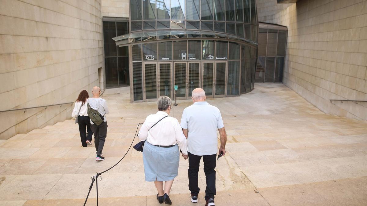 Mari Jose camina hacia el Museo de la mano de su marido Ángel.