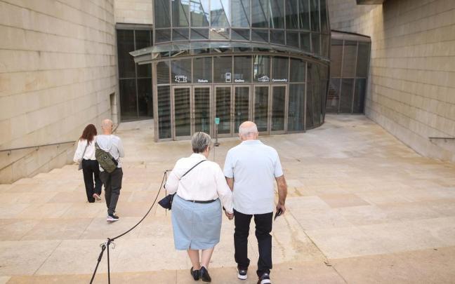 Mari Jose camina hacia el Museo de la mano de su marido Ángel.