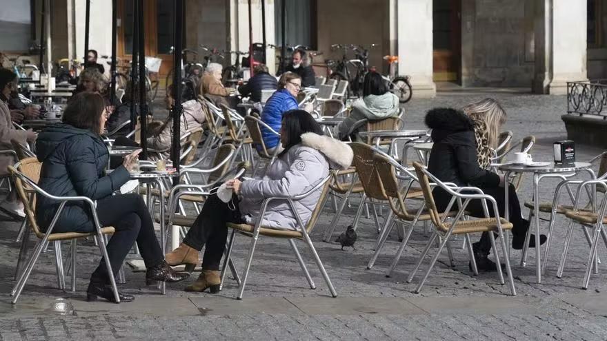 Personas en una terraza.