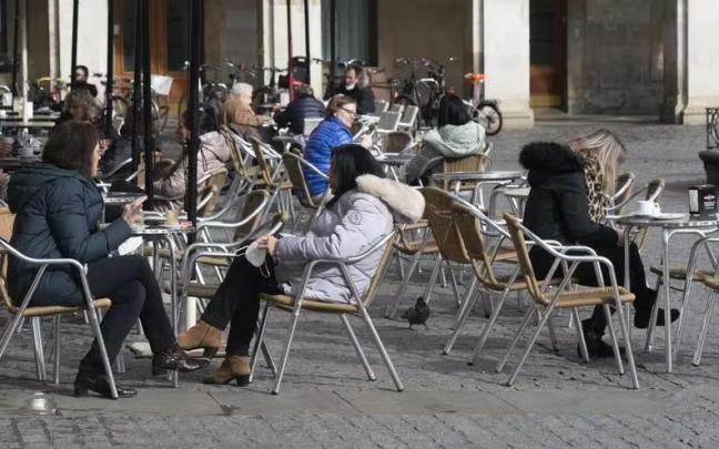 Personas en una terraza. Personas en una terraza.
