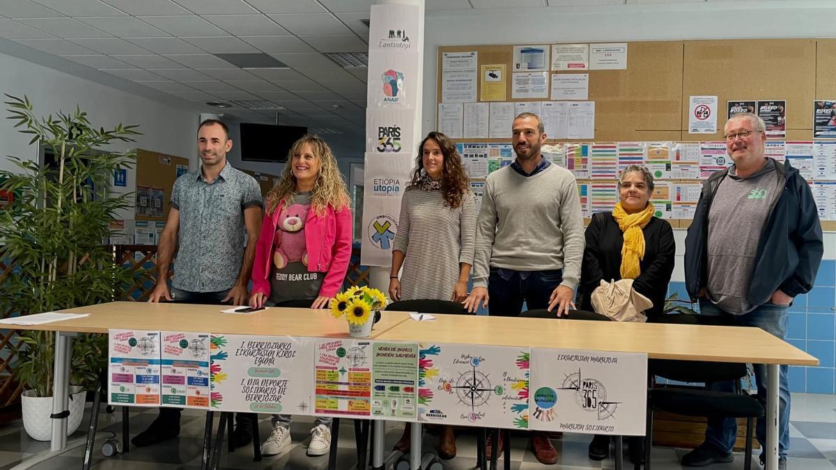 Mikel Aranguren, Rakel Larraya, Enara Oronoz (organizadores), el alcalde Raúl Maiza, Miriam Gómez (París 365) y el edil Mikel Etxeberria, este jueves en rueda de prensa.