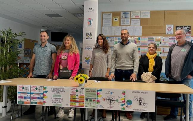 Mikel Aranguren, Rakel Larraya, Enara Oronoz (organizadores), el alcalde Raúl Maiza, Miriam Gómez (París 365) y el edil Mikel Etxeberria, este jueves en rueda de prensa.