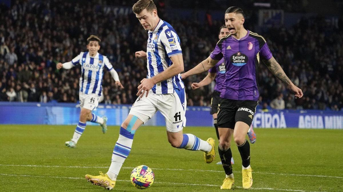 Sorloth se dispone a lanzar el balón que acabó en el poste, el domingo en el partido ante el Valladolid.