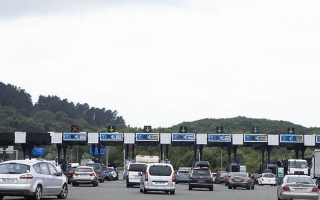 Vehículos circulando por el peaje de Irún Vehículos circulando por el peaje de Irún