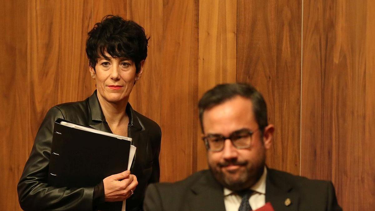 La portavoz del Gobierno, Elma Saiz, y el consejero de Interior, Javier Remirez, ayer en el Palacio de Navarra.