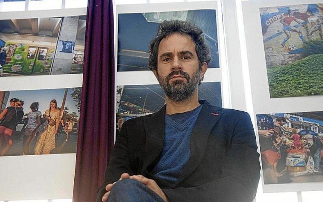 Salazar con algunas de las imágenes que se exponen en la sala de la calle Costa Rica.