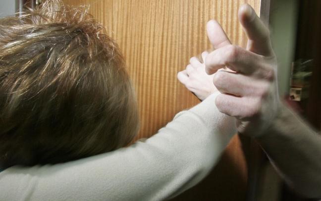 Un hombre intenta entrar a la fuerza en una casa Un hombre intenta entrar a la fuerza en una casa