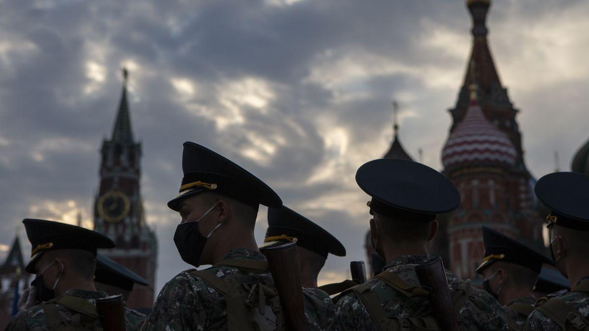 Desfile de soldados rusos en la plaza Roja de Moscú.