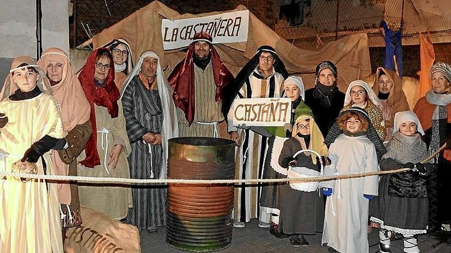 Un grupo de vecinos, posando en el puesto de casta&ntilde;as. | FOTOS: CEDIDAS