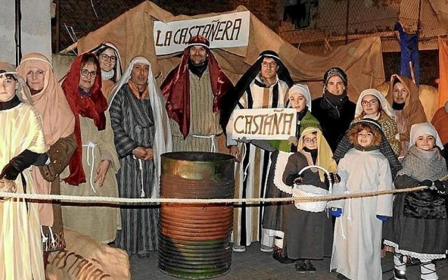 Un grupo de vecinos, posando en el puesto de casta&ntilde;as. | FOTOS: CEDIDAS