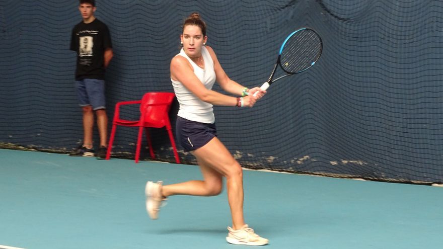 Lucía Ibarrola, preparando un revés durante la final.
