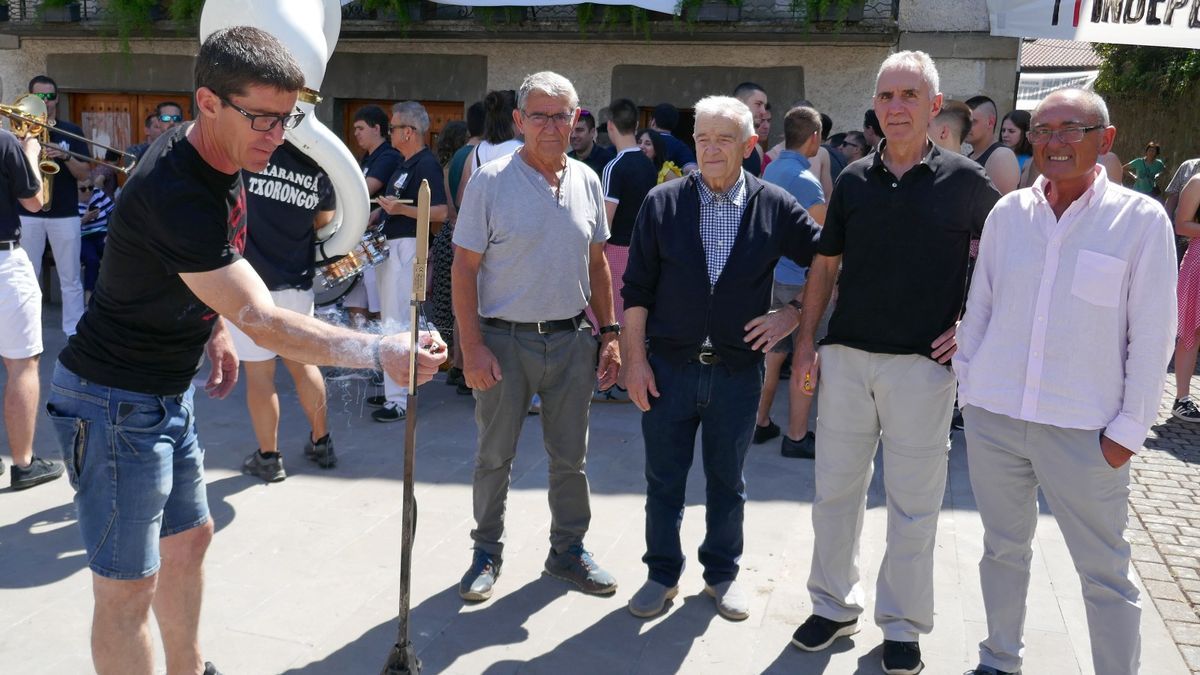 Hipi Zelaia prende la mecha junto con Urbano Zelaia, Julián Etxeberria, Mariano Galartza y Koldo Zuazo, cinco cohetes en total.