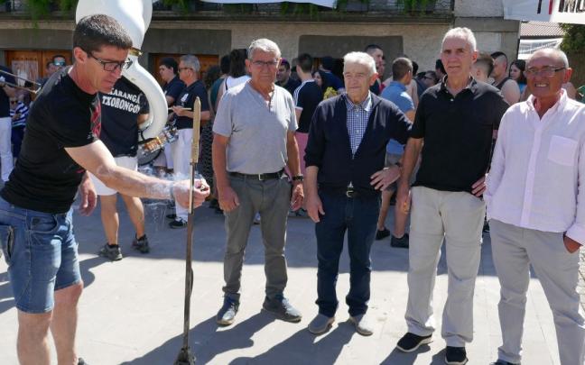Hipi Zelaia prende la mecha junto con Urbano Zelaia, Julián Etxeberria, Mariano Galartza y Koldo Zuazo, cinco cohetes en total.