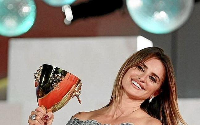 Cruz con la Copa Volpi ganada en la Mostra en 2021. | FOTO: AFP Cruz con la Copa Volpi ganada en la Mostra en 2021. | FOTO: AFP