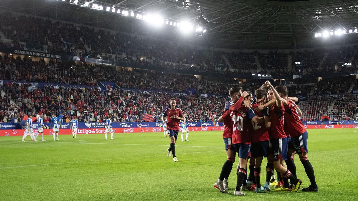 Los jugadores de Osasuna hacen piña para celebrar el gol de Budimir ante el Espanyol.