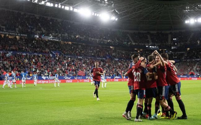 Los jugadores de Osasuna hacen piña para celebrar el gol de Budimir ante el Espanyol. Los jugadores de Osasuna hacen piña para celebrar el gol de Budimir ante el Espanyol.