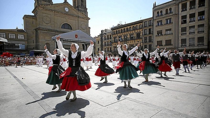 Bailarinas y bailarines de Ibai Ega, Larrainza y Virgen del Puy y San Andrés interpretan el ‘Baile de la Era’.