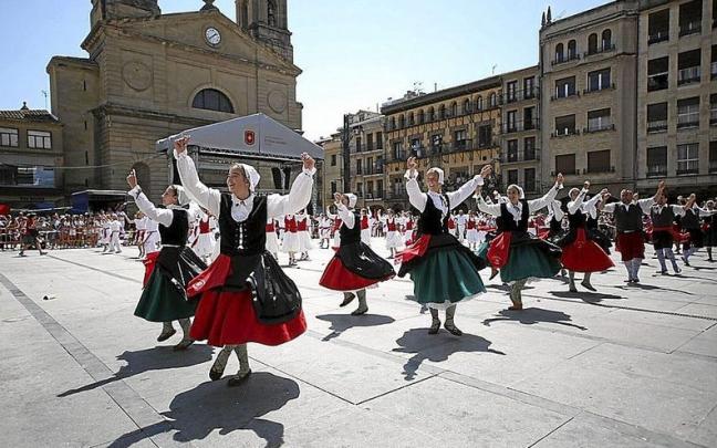 Bailarinas y bailarines de Ibai Ega, Larrainza y Virgen del Puy y San Andrés interpretan el ‘Baile de la Era’. Bailarinas y bailarines de Ibai Ega, Larrainza y Virgen del Puy y San Andrés interpretan el ‘Baile de la Era’.