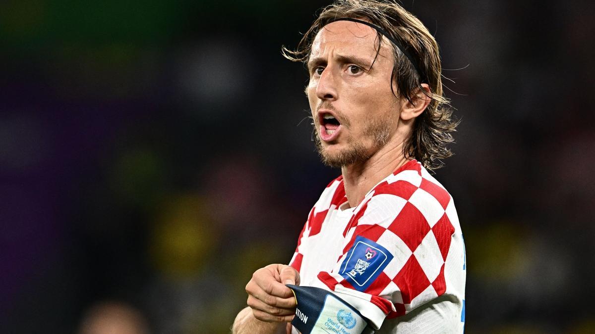 Luka Modric se agarra el brazalete ante Brasil.