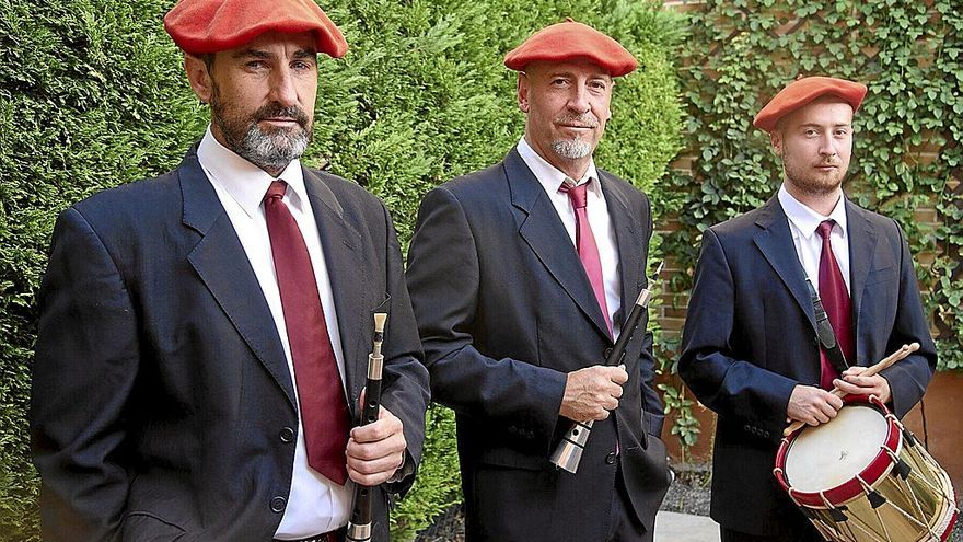 Alfonso Baigorri (izda), Roberto Baztán e Iker Baztán, los gaiteros de Lodosa que este año celebran el 25º aniversario de la formación.