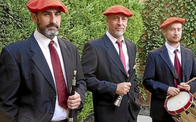 Alfonso Baigorri (izda), Roberto Baztán e Iker Baztán, los gaiteros de Lodosa que este año celebran el 25º aniversario de la formación.