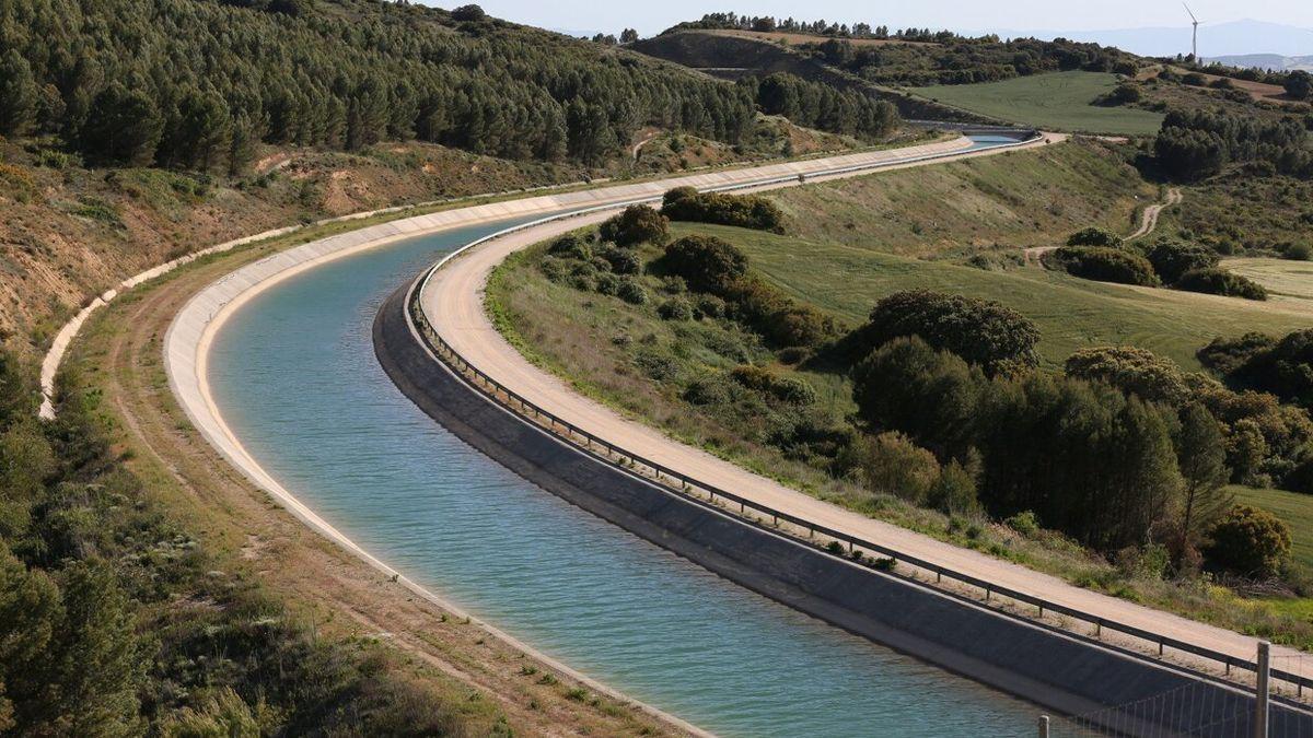 El Canal de Navarra, a su paso por Artajona.