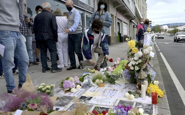 Ofrenda de flores donde fue golpeado Samuel, el joven asesinado en A Coru&ntilde;a.