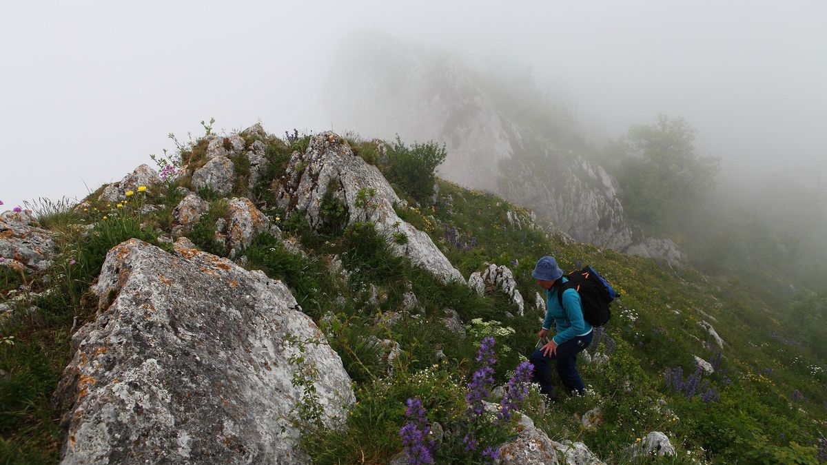 Las nubes se empeñan en agarrarse a las peñas de Urbasa.