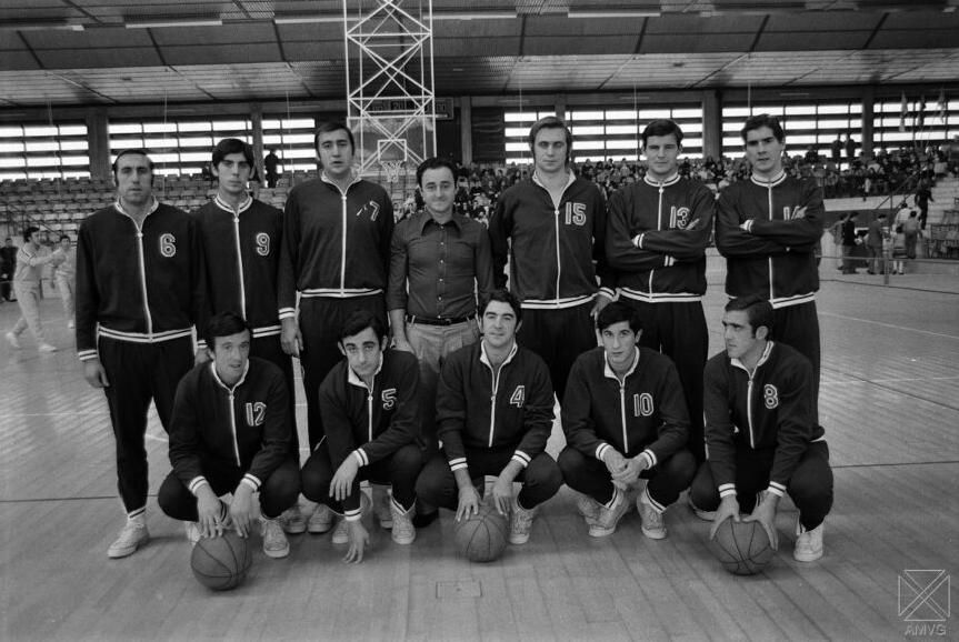 Arriba, de izquierda a derecha, Lázaro, Zurutuza, Luquero, Laso, Arana, Armentia y Buesa; abajo, Amado, José Luis Pinedo, Ibáñez, Díaz de Argote y Juan Pinedo, antes del estreno en Primera Nacional contra el Breogán