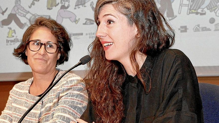 Elisabeth Pérez Fernández, responsable de Irudika, junto a Beatriz Herráez, directora de Artium. | FOTO: PILAR BARCO