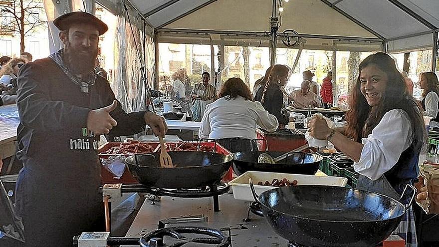 Bi bolondresek txistorra prestatzen.